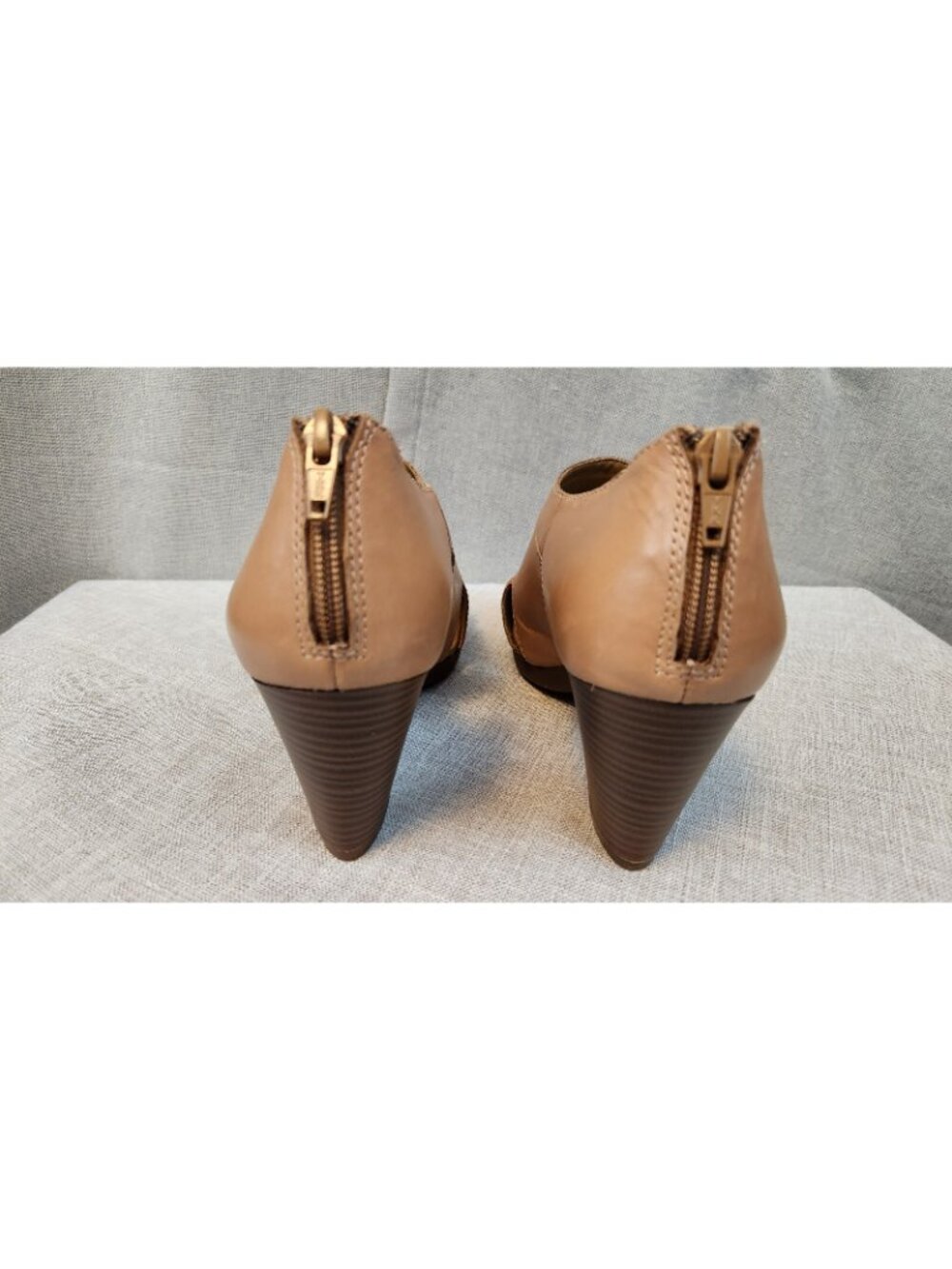 Clarks Womens 9.5 M Solid Brown Leather Laser Cut Uppr Taper Block Heel Zip - Picture 5 of 6